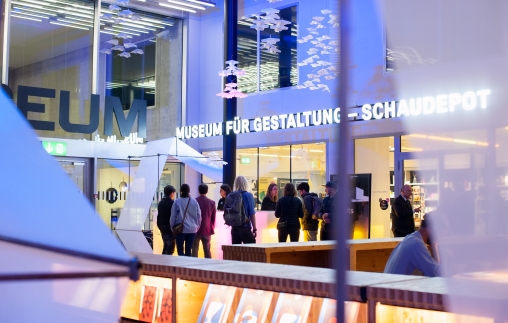 Blick in das Museum für Gestaltung mit Besuchenden an der Langen Nacht der Zürcher Museen