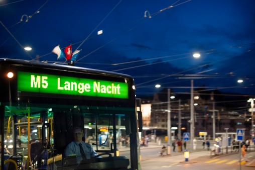 Blick auf einen VBZ Shuttle-Bus an der Langen Nacht der Zürcher Museen