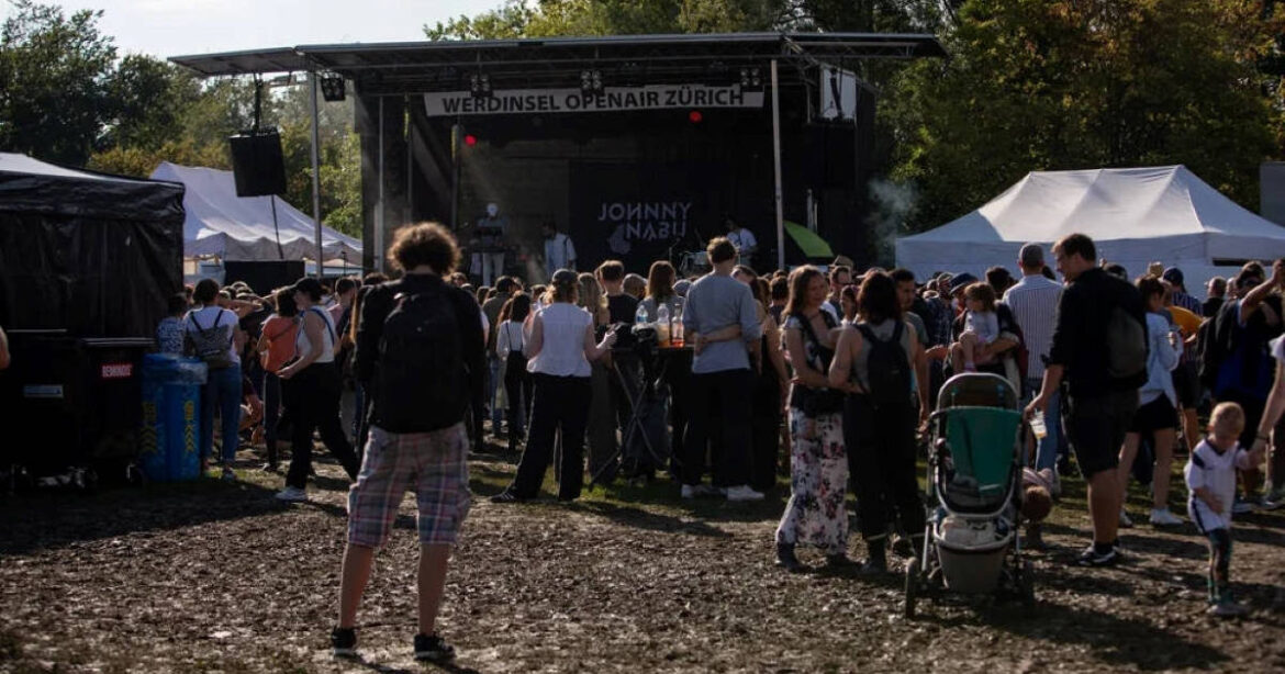 Blick auf Publikum und Bühne des Werdinsel Openair in Zürich-Höngg