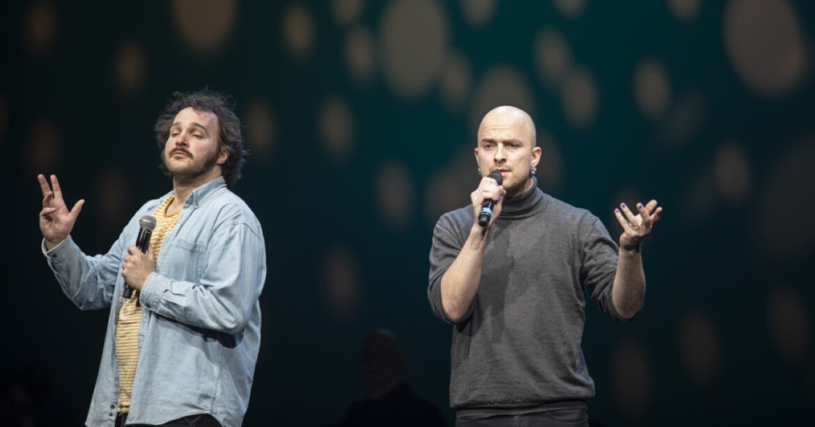 Die Slam Poeten Valerio Moser und Manuel Diener als Team Interrobang auf der Bühne