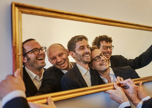 Bandfoto von Pagare Insieme im Spiegel
