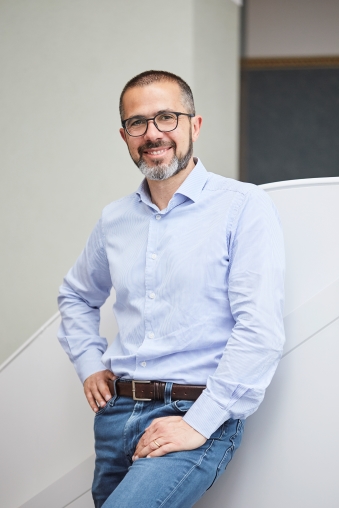 Foto von ETH-Professor Stefano Brusoni der sich an eine Treppe lehnt