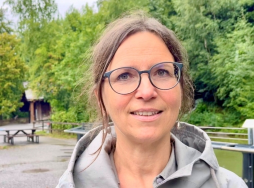 Portrait von Barbara Felix. Barbara Felix ist Leiterin Marketing und Kommunikation der Stiftung Wildnispark Zürich