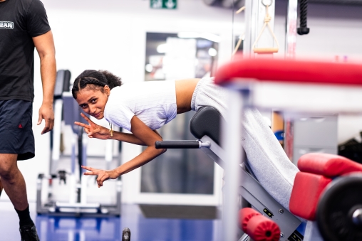 Eine asylsuchende Frau blickt in die Kamera während des Trainings im Rahmen des Projekts Fitness Integration Perspektive