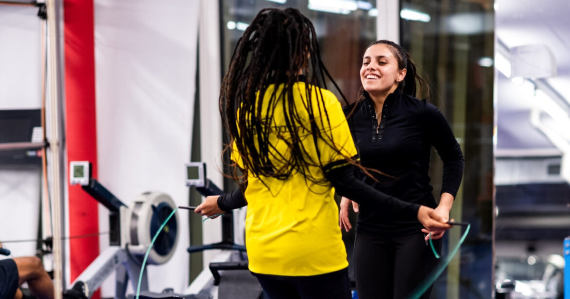Zwei asylsuchende Frauen trainieren im TFZ Luzern beim Projekt Fitness Integration Perspektive