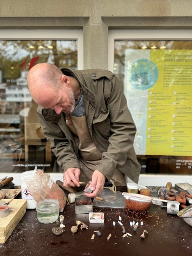 Ein Mann arbeitet auf einem Tisch am Tag der urbanen Produktion in Zürich