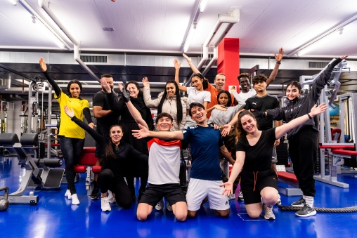Teilnehmende am Projekt Fitness Integration Perspektive posieren und freuen sich im Trainingszentrum Allmend