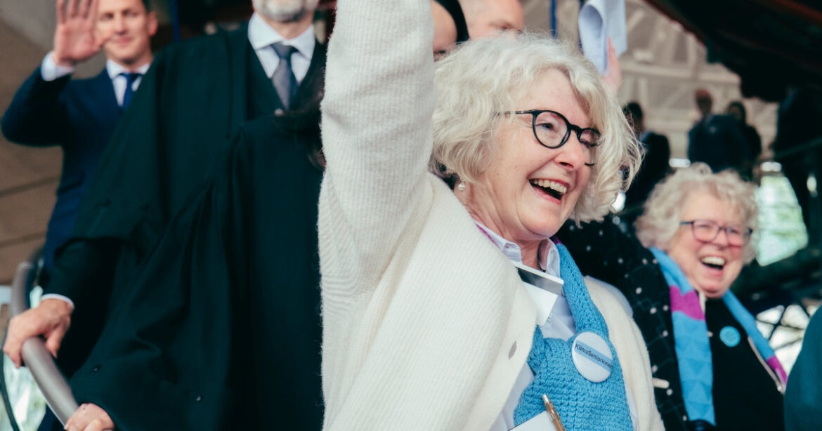 Eine Klimaseniorin jubelt nach dem Urteil des EGMR