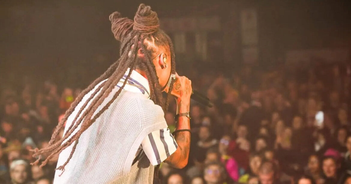 Die Schweizer Rapperin KT Gorique performt auf der Bühne