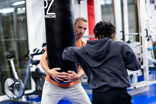 Lukas Mürner hilft beim Training im TFZ Luzern beim Projekt Fitness Integration Perspektive
