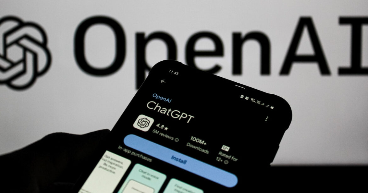 Ein Handy mit ChatGPT auf dem Bildschirm wird in einer Hand gehalten