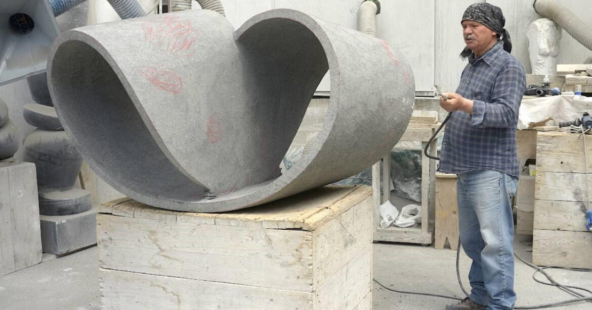 Silvio Santini bei der Arbeit in Carrara an einer Steinskulptur