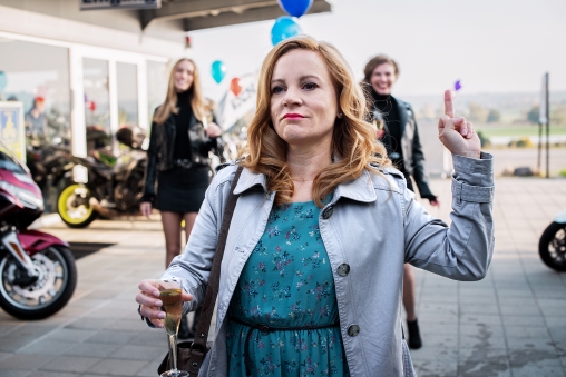 Wanda Wylowa will in der Rolle von Monika in «Seitentriebe» ihren alten Job zurück und zeigt den Mittelfinger