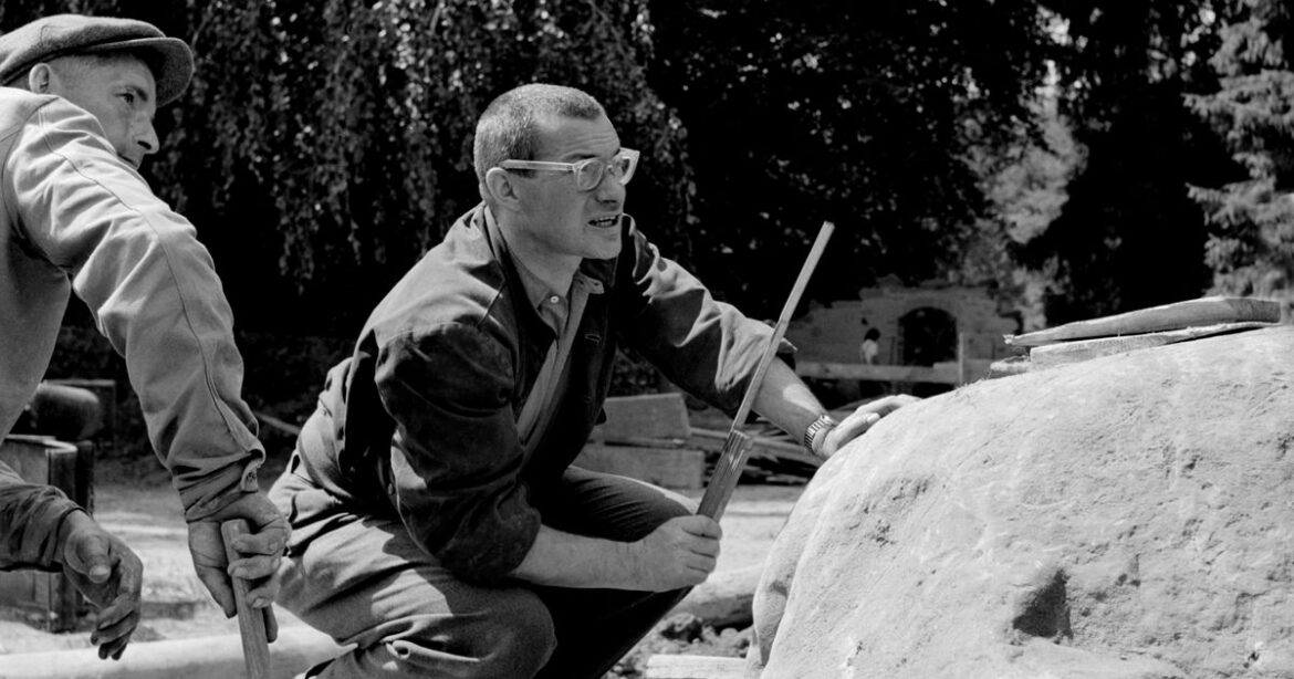 001_im051 Max Bill 1947 bei der Installation der Skulptur «kontinuität». Er kauert