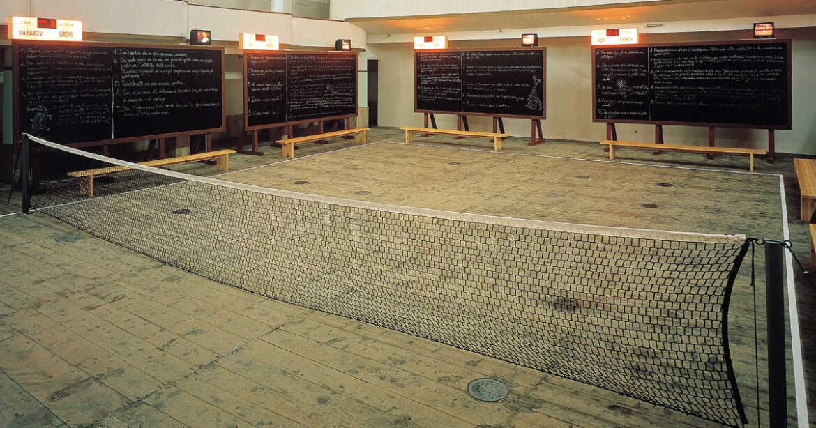 Blick auf das Werk «The Tennis Game. Im Dialog mit Boris Groys.» von Ilya und Emilia Kabakov im Kunsthaus Zug Schaudepot