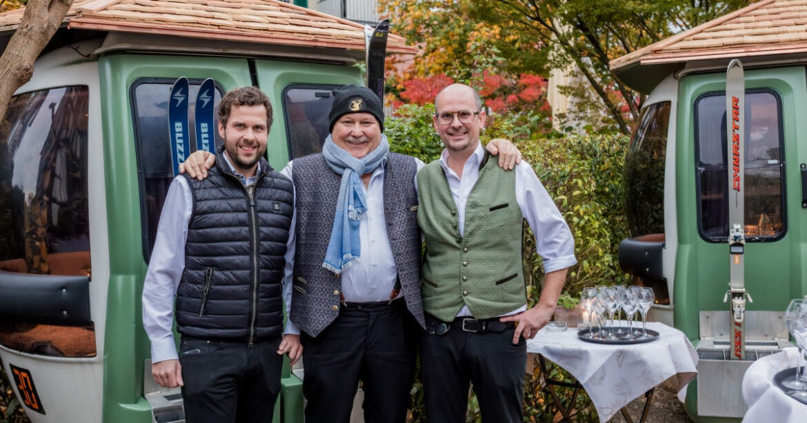 Gastgeber1 Die Gastgeber Martin, Karl und Sebastian Amann stehen vor Gondeln im Hirschen Horn am Bodensee