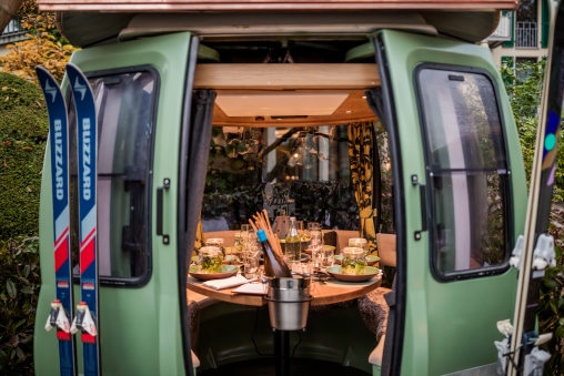 Eine Gondel mit Essen auf einem Tisch drinnen vor dem Hirschen Horn am Bodensee