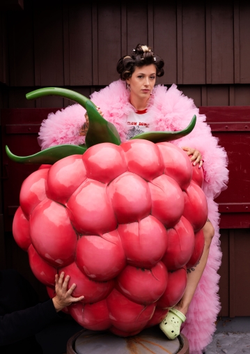 Lisa Christ hält eine grosse Himbeere in den Händen für ihr neues Programm IDEAL