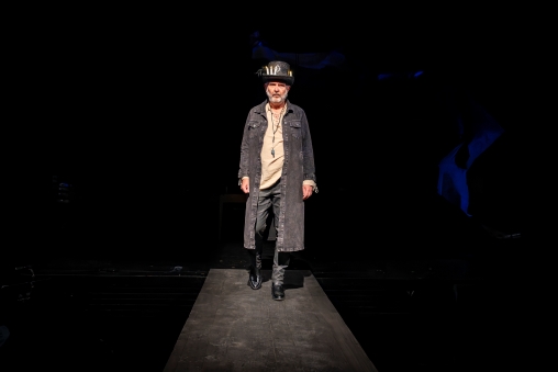 Schauspieler steht auf der Bühne für De Franzos im Ybrig im Theater Casino Zug