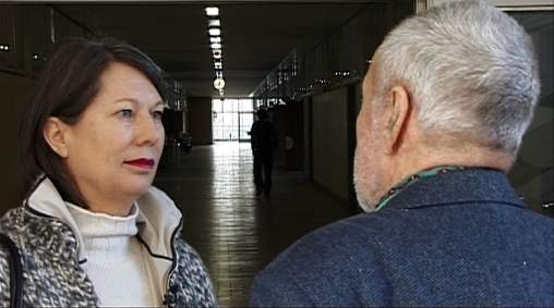 Angela Thomas mit Ernst Scheidegger unterhalten sich