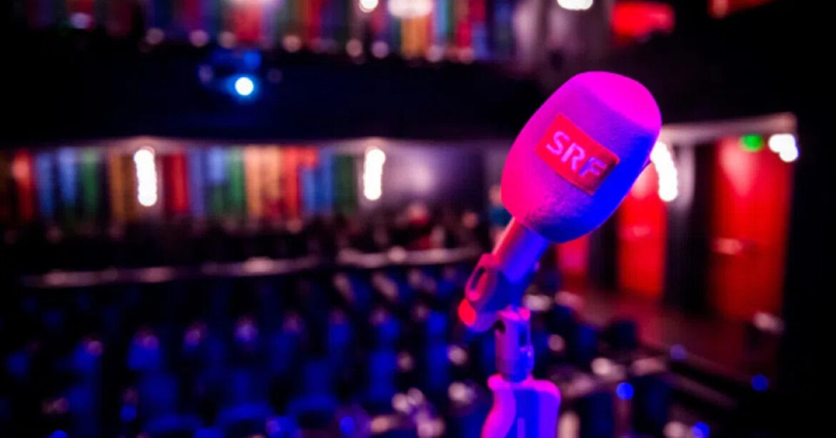 SRF-Mikrofon auf einer Bühne in einem Kulturlokal mit leeren Stühlen im Hintergrund