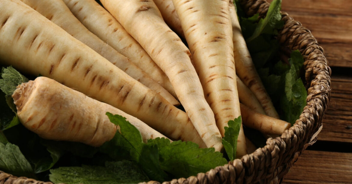 Bild von Pastinaken in einem Korb