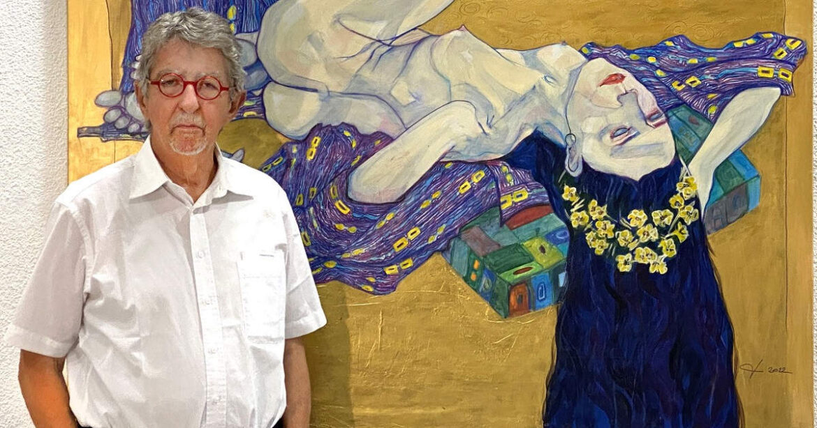 Walter Diem von kunstzürichsüd steht vor einem goldenen Bild