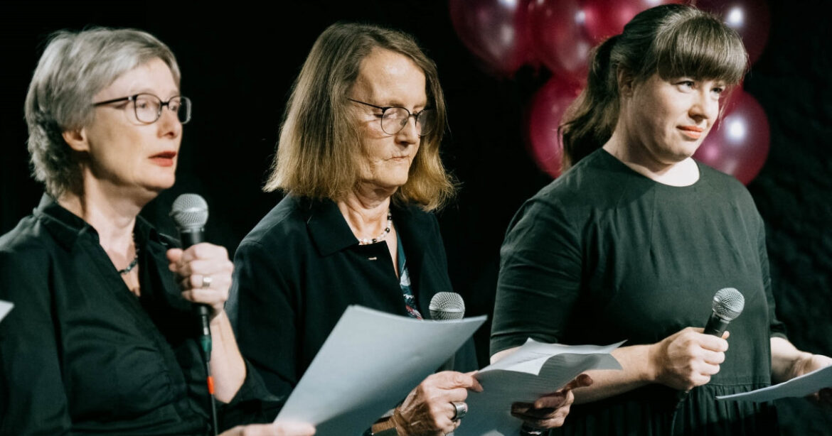 Drei Frauen stehen auf der Bühne des Theaters Burgbachkeller in Zug und lesen vor am Literaturfestival Höhenflug