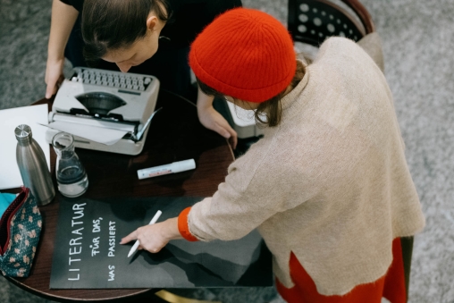 "Literatur für das, was passiert" war zu Gast in der Bibliothek Zug. Gianna Molinari, Julia Weber, Noelle Gogniat und Ruth Loosli schrieben und zeichneten auf Wunsch und gegen Spenden für Menschen auf der Flucht. Sie schreiben auf eine Tafel