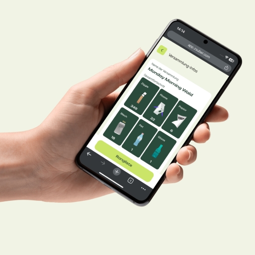 Eine Hand hält ein Smartphone, darauf die Zsuber-App