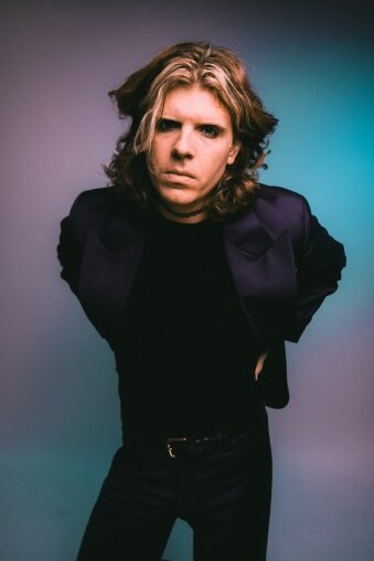 Professionelles Foto des Schweizer Musikers Crimer