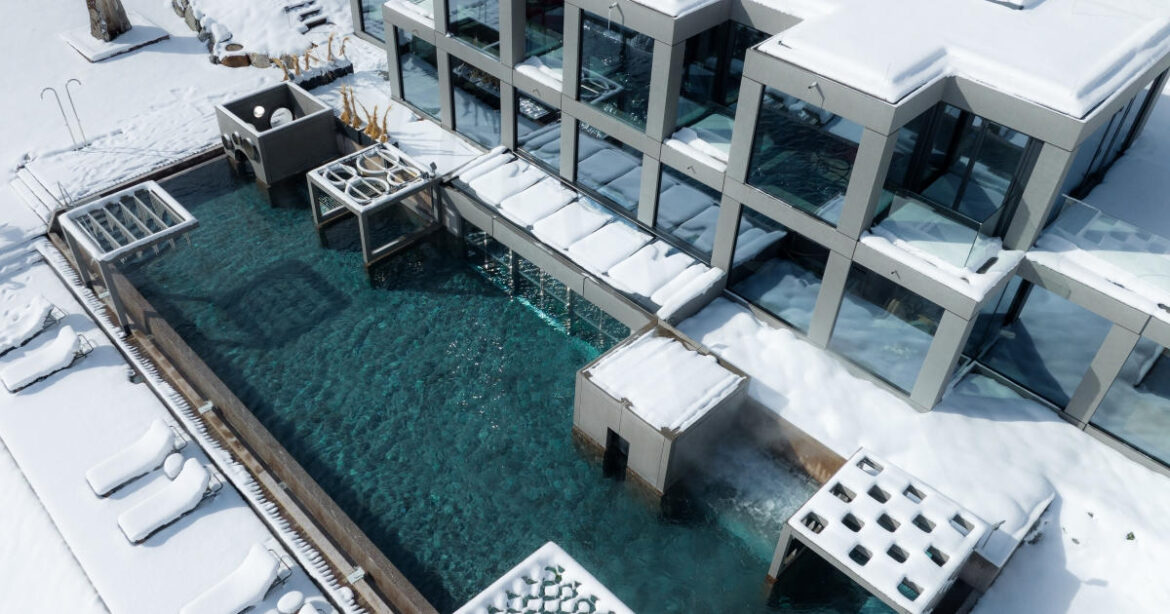 Blick von oben auf den verschneiten Escape Pool im MOHR life resort