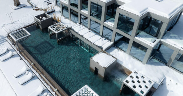 Blick von oben auf den verschneiten Escape Pool im MOHR life resort
