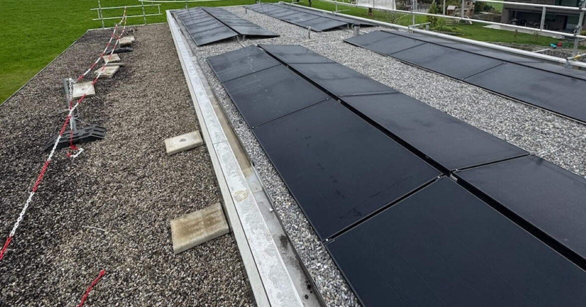 Blick auf das fertige Solardach des Tierheim Allenwinden