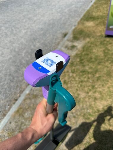 Blick auf den Zsuber-Handyhalter am portablen Mülleimer