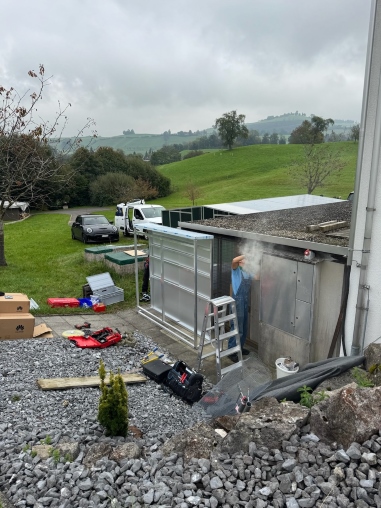 Der Geräteschrank wird installiert für die Solaranlage beim Tierheim Allenwinden