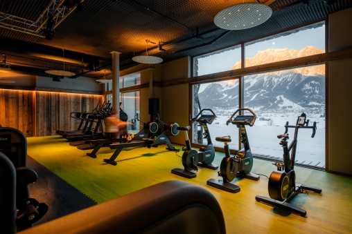 Blick in den MOHR intensity Fitnessraum im MOHR life resort. Eine Frau ist am Trainieren