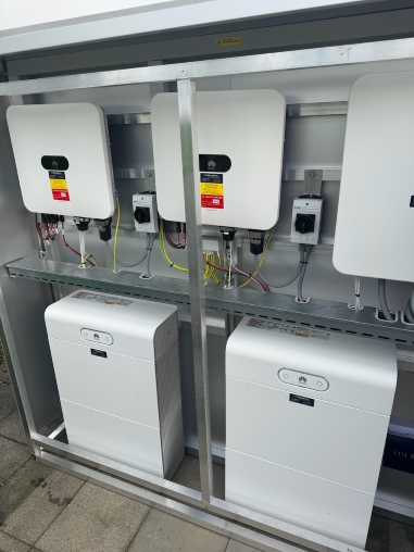 Blick auf die Batterie und Steuerung der Solaranlage beim Tierheim Allenwinden