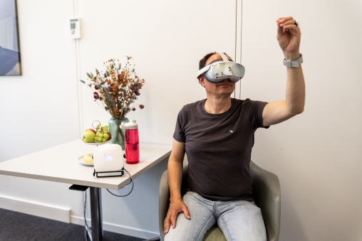 Ein Patient arbeitet mit VR-Brille auf mit RecoveryFun