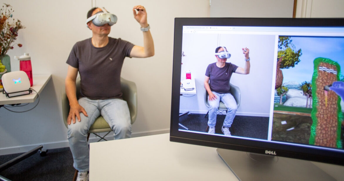 Ein Patient arbeitet mit VR-Brille auf mit RecoveryFun