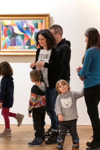 Eine Familie mit Kindern geht durch das Kunsthaus Zürich, Tag der offenen Tür