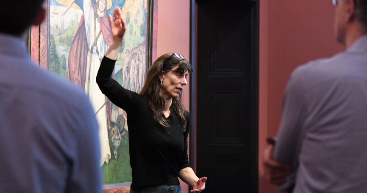 Eine Dame erklärt im Kunsthaus Zürich vor Publikum etwas zu einem Gemälde