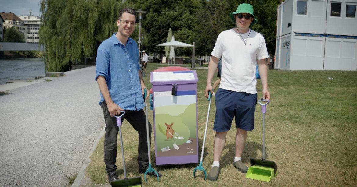 Philip Widmer (links) und Patrick Stieger sind die Köpfe hinter «Zsuber». Sie posieren in Zürich draussen mit ihrem Produkt