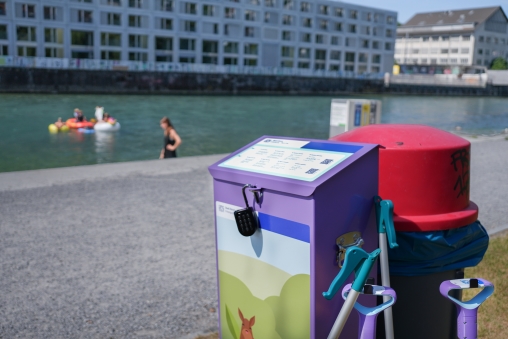 Blick auf die Zsuber-Box neben dem Mülleimer