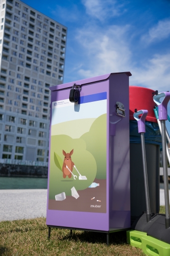 Blick auf die violette Zsuber-Box mit dem Eichhörnchen Zsubi drauf