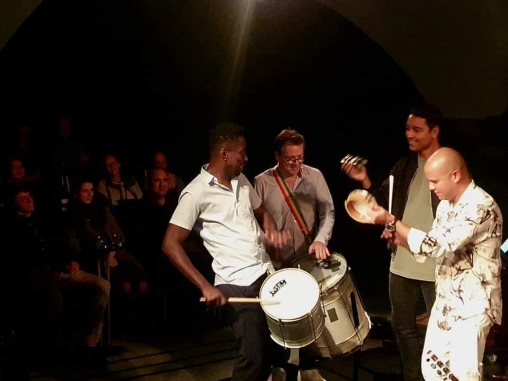 Joao Bastos & Band performen ihre Musik vor Publikum