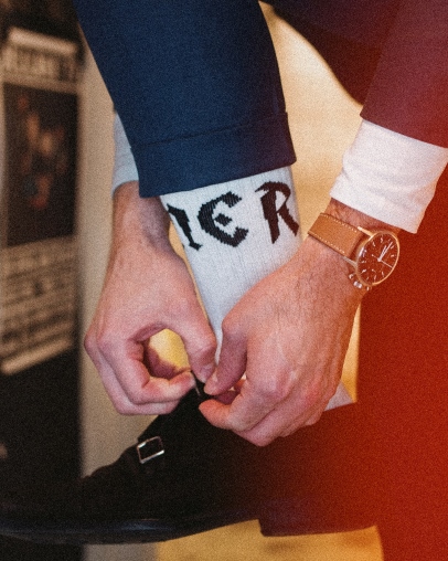 Crimer-Socken sind zu sehen, jemand zieht seine Schuhe an