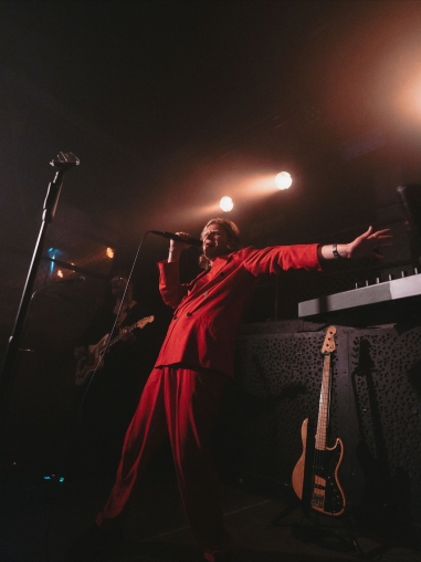 Crimer bei seinem Auftritt im Neubad Luzern, er performt auf der Bühne