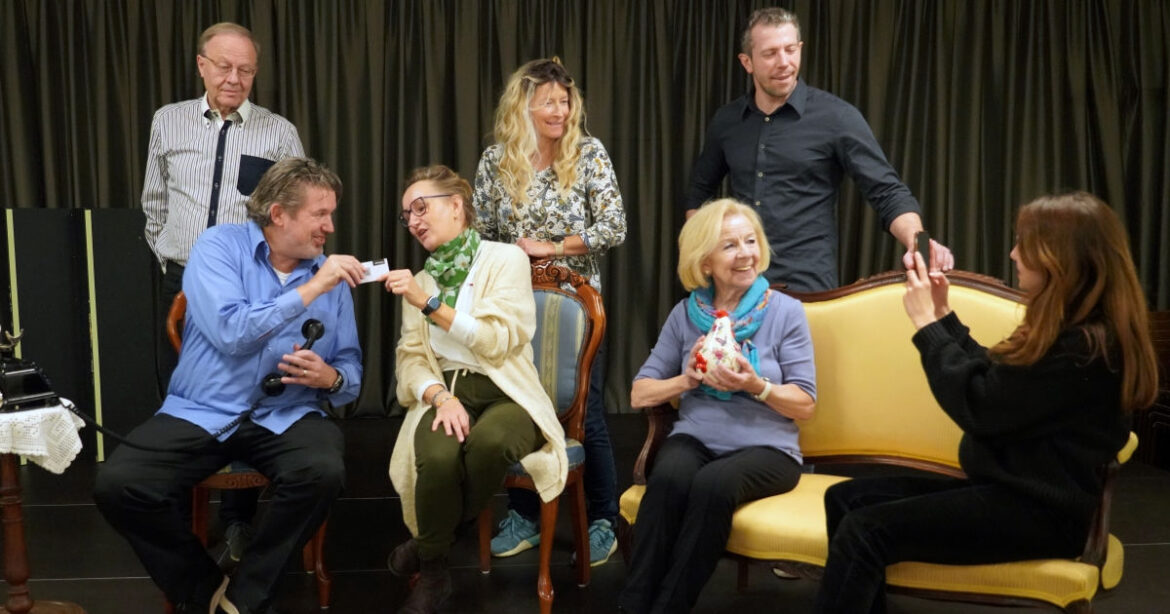 Die Zuger Spiillüüt proben für ihr neues Stück. Manche SchauspielerInnen sitzen, andere stehen dahinter