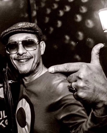 Der Zürcher DJ Cavaliere Spruzzi zeigt in die Kamera